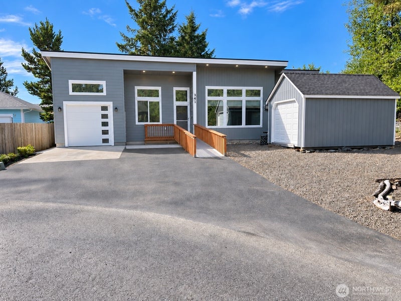 341 Redwood Court SE