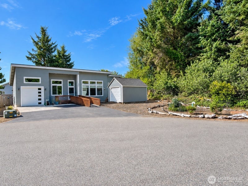 341 Redwood Court SE