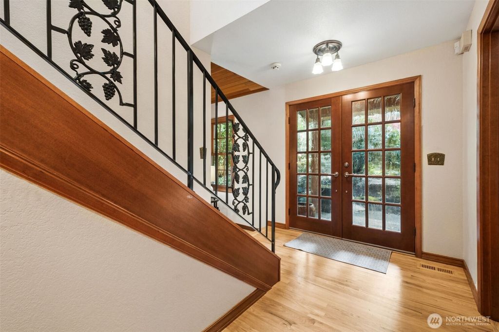 Photo of 25300 SE Mirrormont Way, Issaquah, WA 98027 (MLS # 2512128)