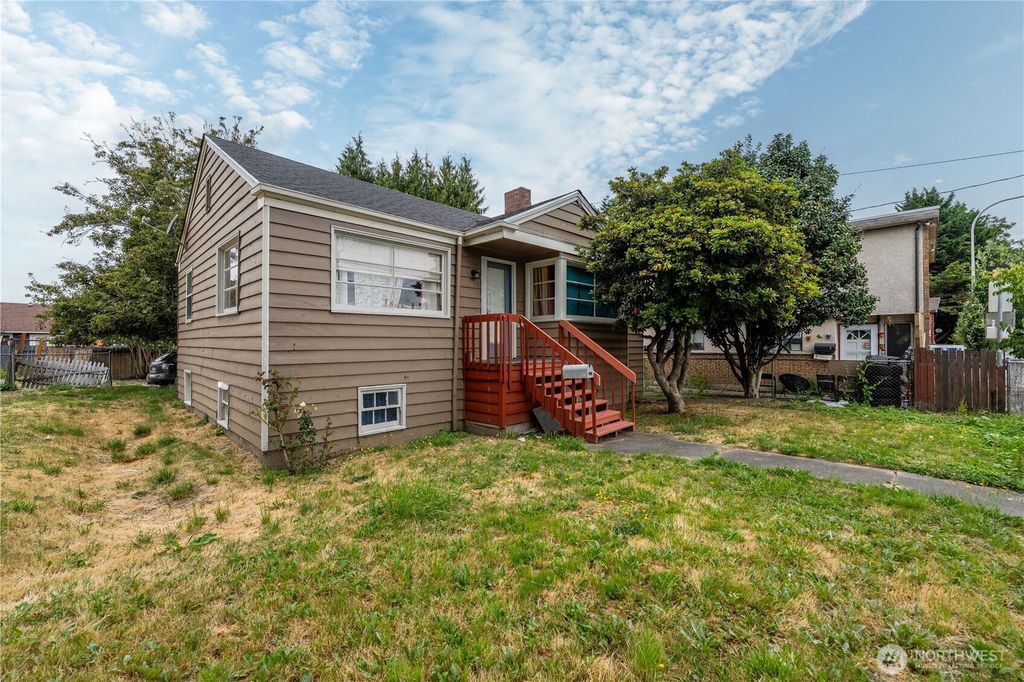Photo of 423 Park Avenue N, Renton, WA 98057 (MLS # 2425167)