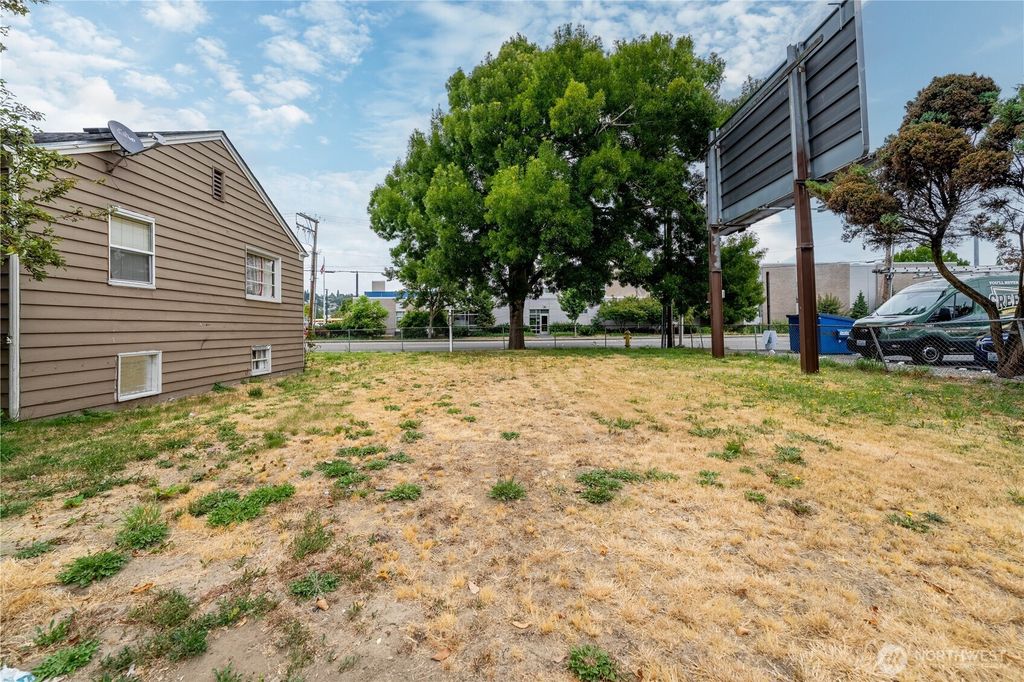 Photo of 423 Park Avenue N, Renton, WA 98057 (MLS # 2425167)