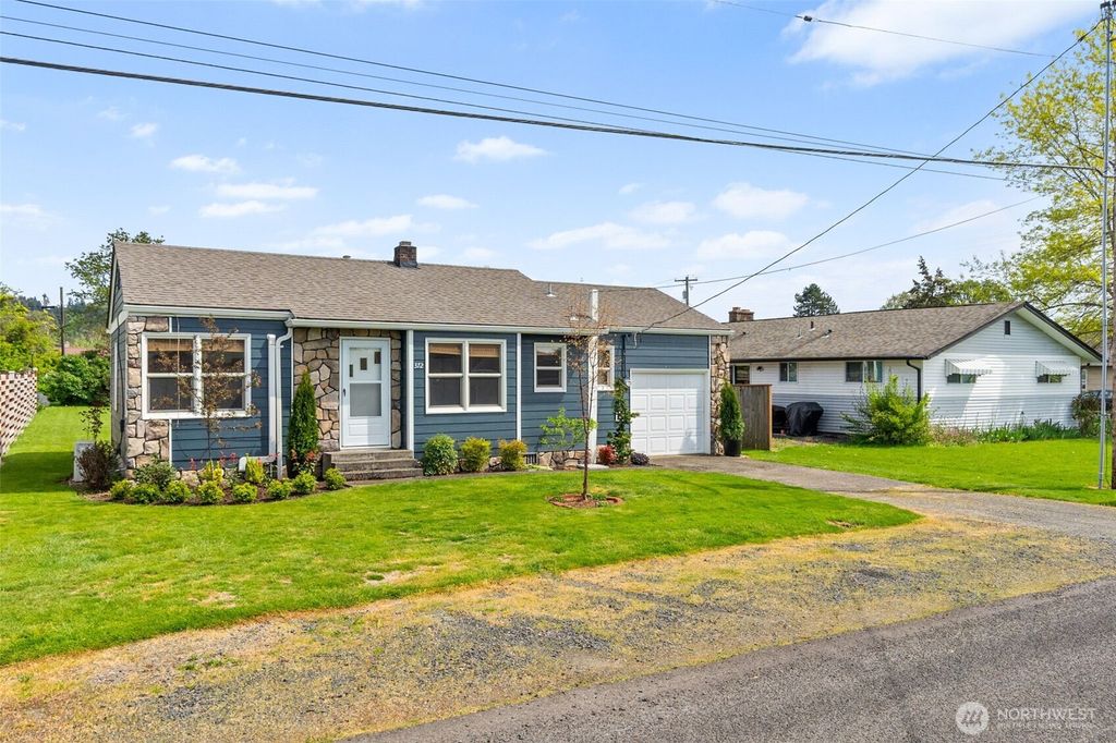 Photo of 372 SW 14th Street, Chehalis, WA 98532 (MLS # 2520118)