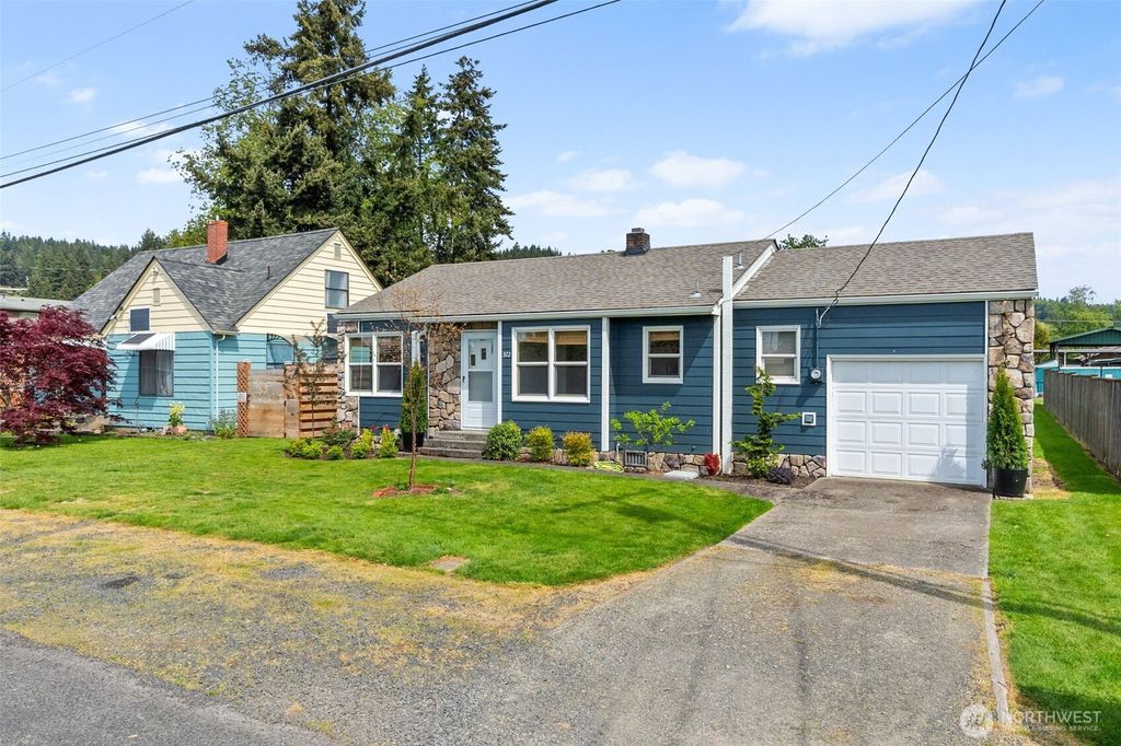 Photo of 372 SW 14th Street, Chehalis, WA 98532 (MLS # 2520118)