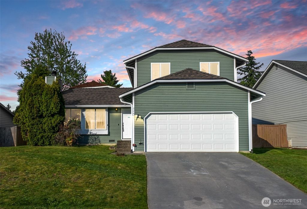 Photo of 32427 18th Avenue SW, Federal Way, WA 98023 (MLS # 2363091)