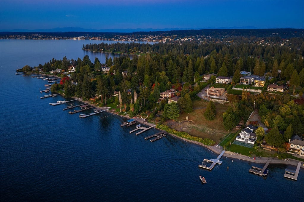 Photo of 3263 Evergreen Point Road, Medina, WA 98039 (MLS # 2593364)