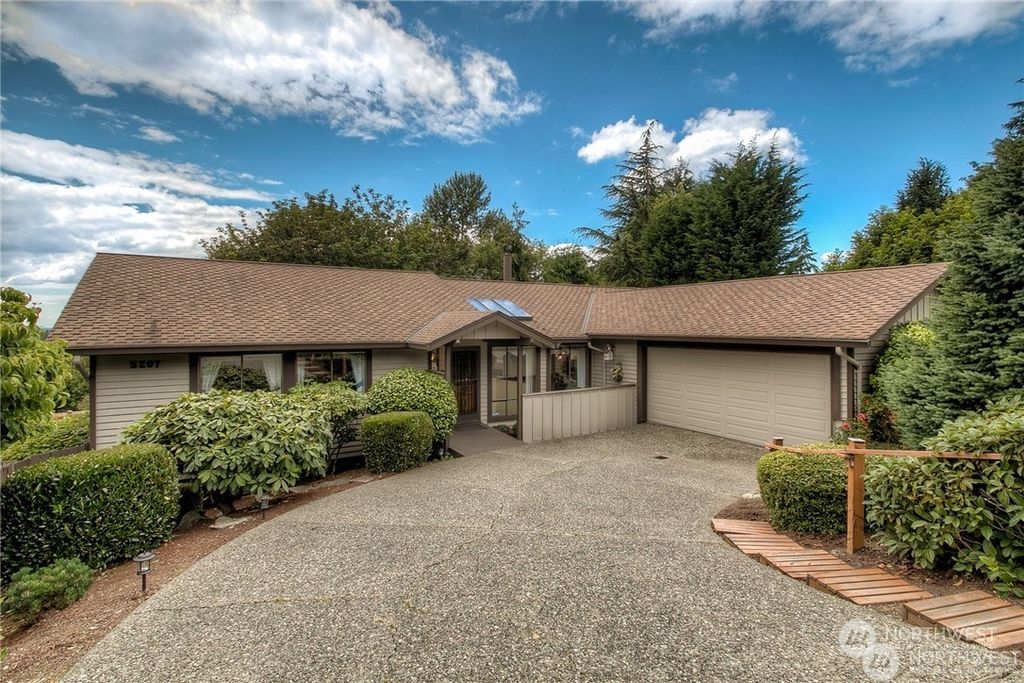 Photo of 5207 137th Place SE, Bellevue, WA 98006 (MLS # 2321516)