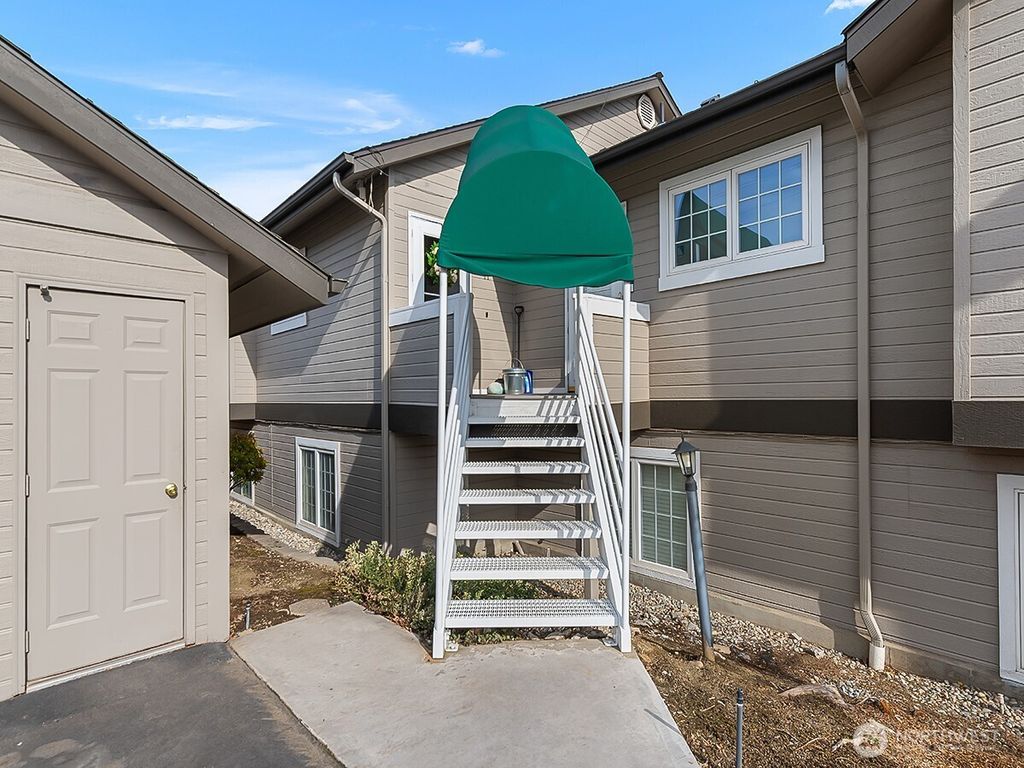 Photo of 20 S Delaware Avenue #11, Wenatchee, WA 98801 (MLS # 2482223)