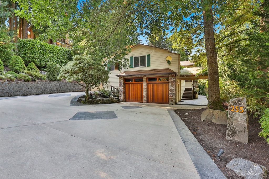 Photo of 255 Mt Olympus Drive NW, Issaquah, WA 98027 (MLS # 1992337)