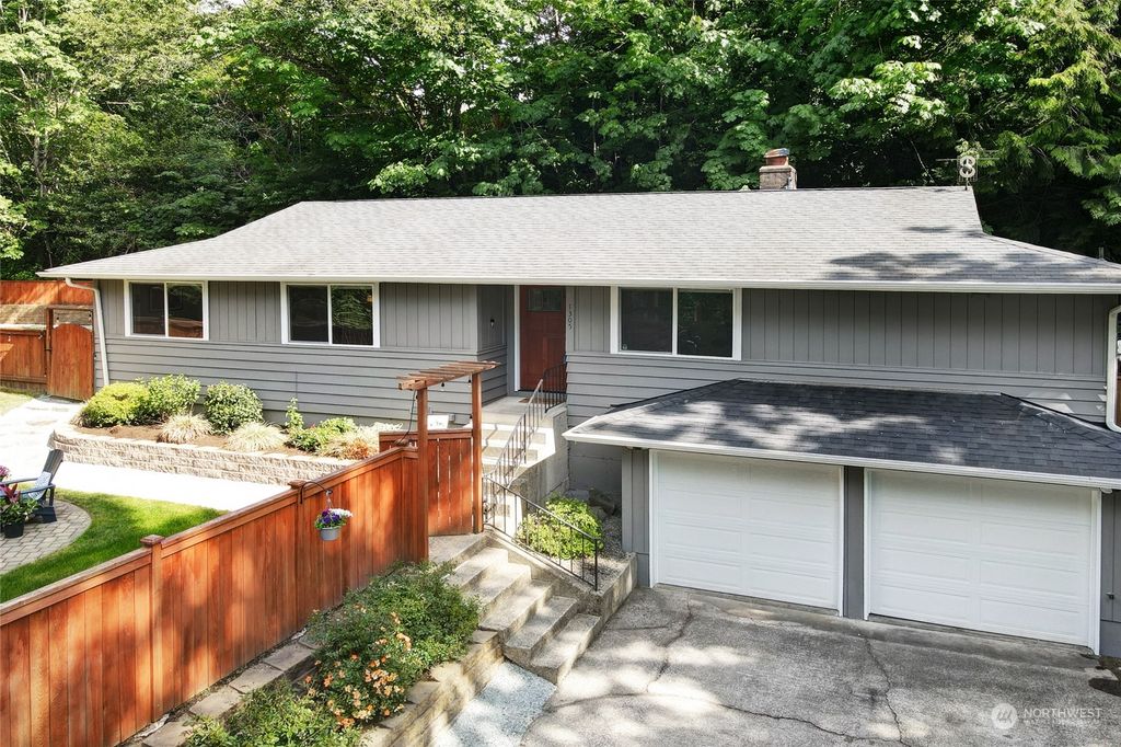 Photo of 1305 SW 140th Street, Burien, WA 98166 (MLS # 2074275)