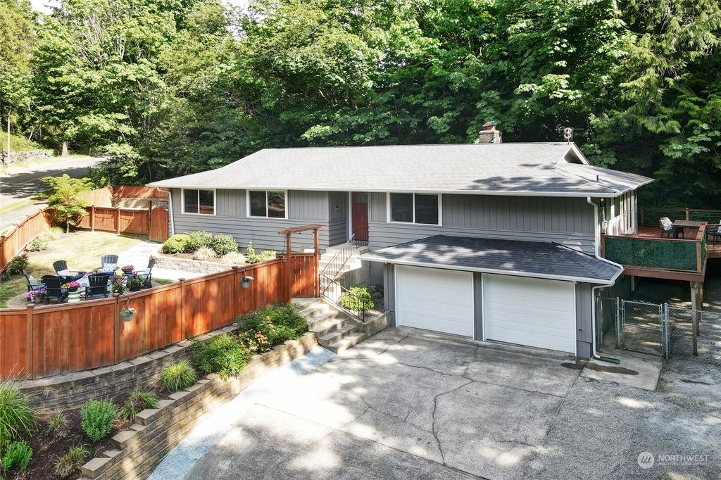 Photo of 1305 SW 140th Street, Burien, WA 98166 (MLS # 2074275)