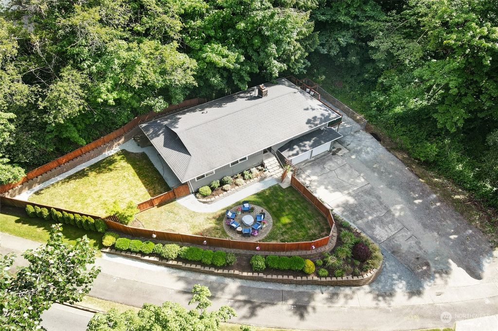 Photo of 1305 SW 140th Street, Burien, WA 98166 (MLS # 2074275)