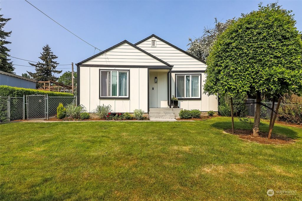 Photo of 12615 24th Avenue S, Seattle, WA 98168 (MLS # 2068132)