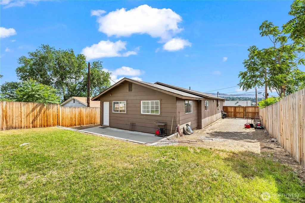 Photo of 724 S Chelan Avenue, Wenatchee, WA 98801 (MLS # 2459954)