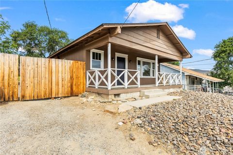 Photo of 724 S Chelan Avenue, Wenatchee, WA 98801 (MLS # 2459954)