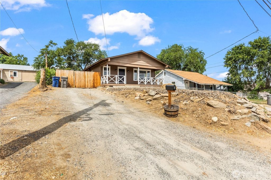 Photo of 724 S Chelan Avenue, Wenatchee, WA 98801 (MLS # 2459954)