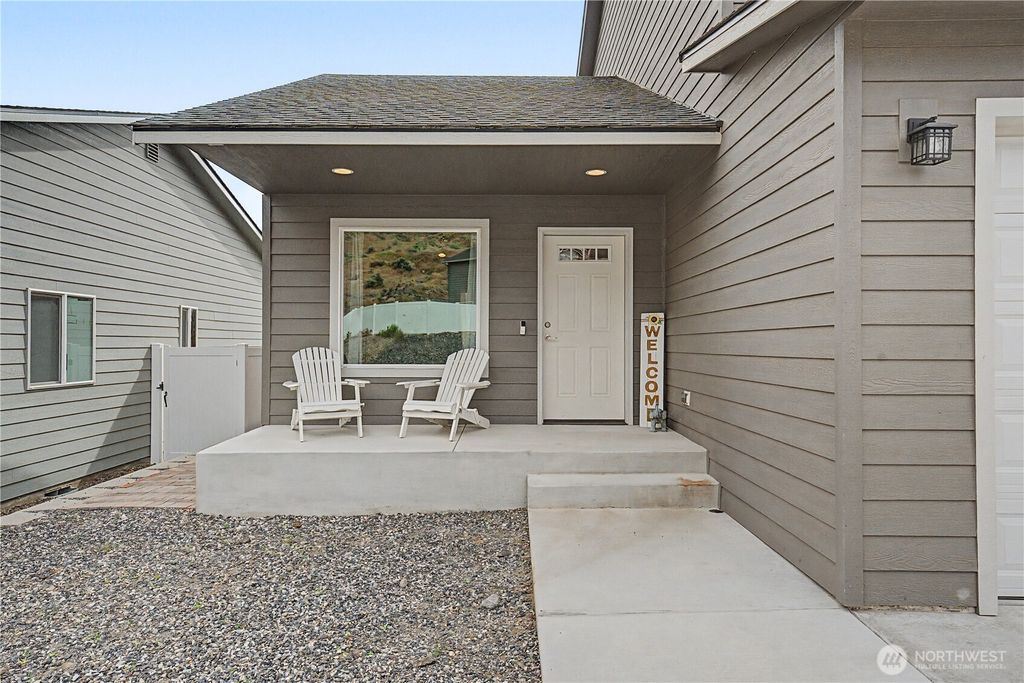 Photo of 116 George Loop, Rock Island, WA 98850 (MLS # 2526801)