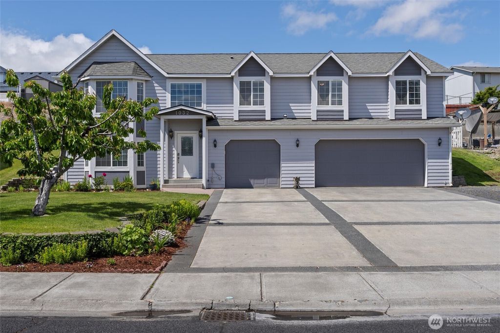 Photo of 1032 Edgewater Lane, Moses Lake, WA 98837 (MLS # 2475304)