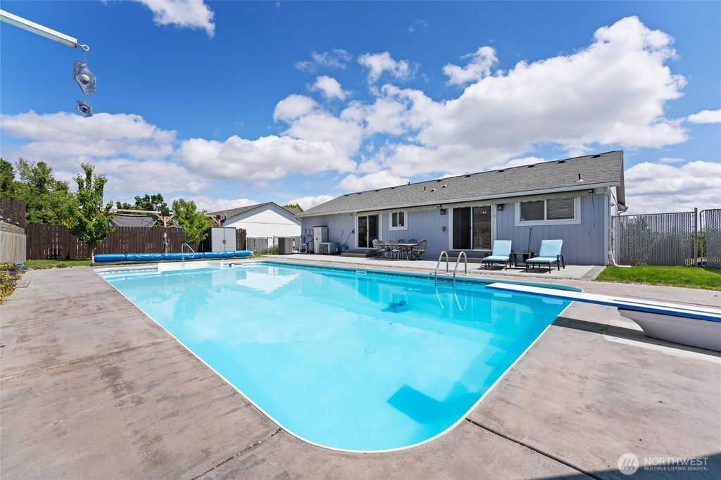 Photo of 1032 Edgewater Lane, Moses Lake, WA 98837 (MLS # 2475304)