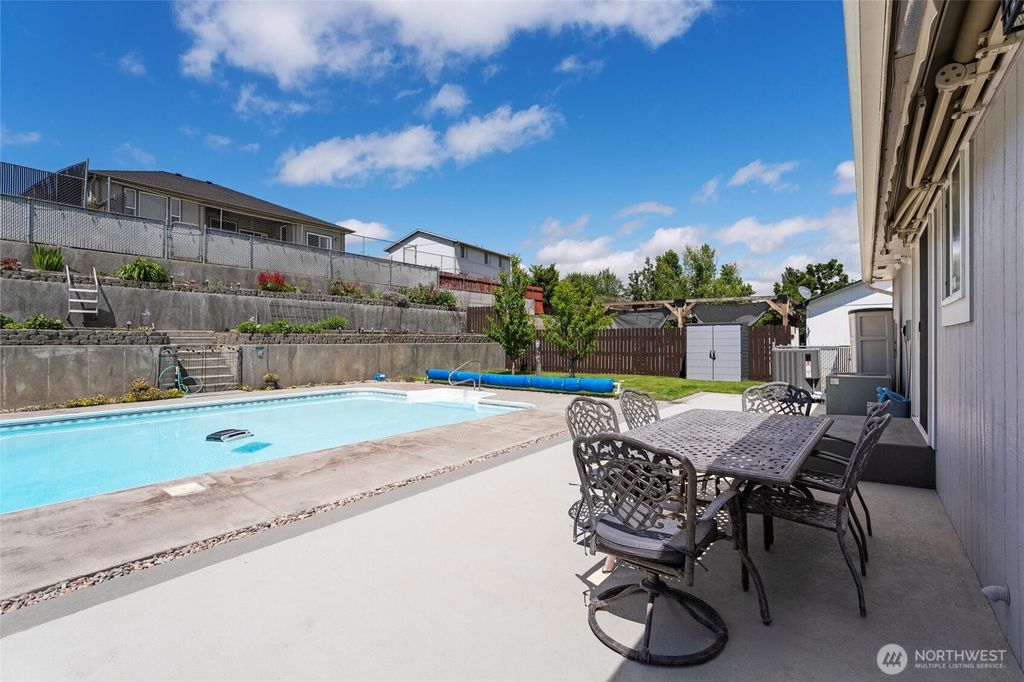 Photo of 1032 Edgewater Lane, Moses Lake, WA 98837 (MLS # 2475304)