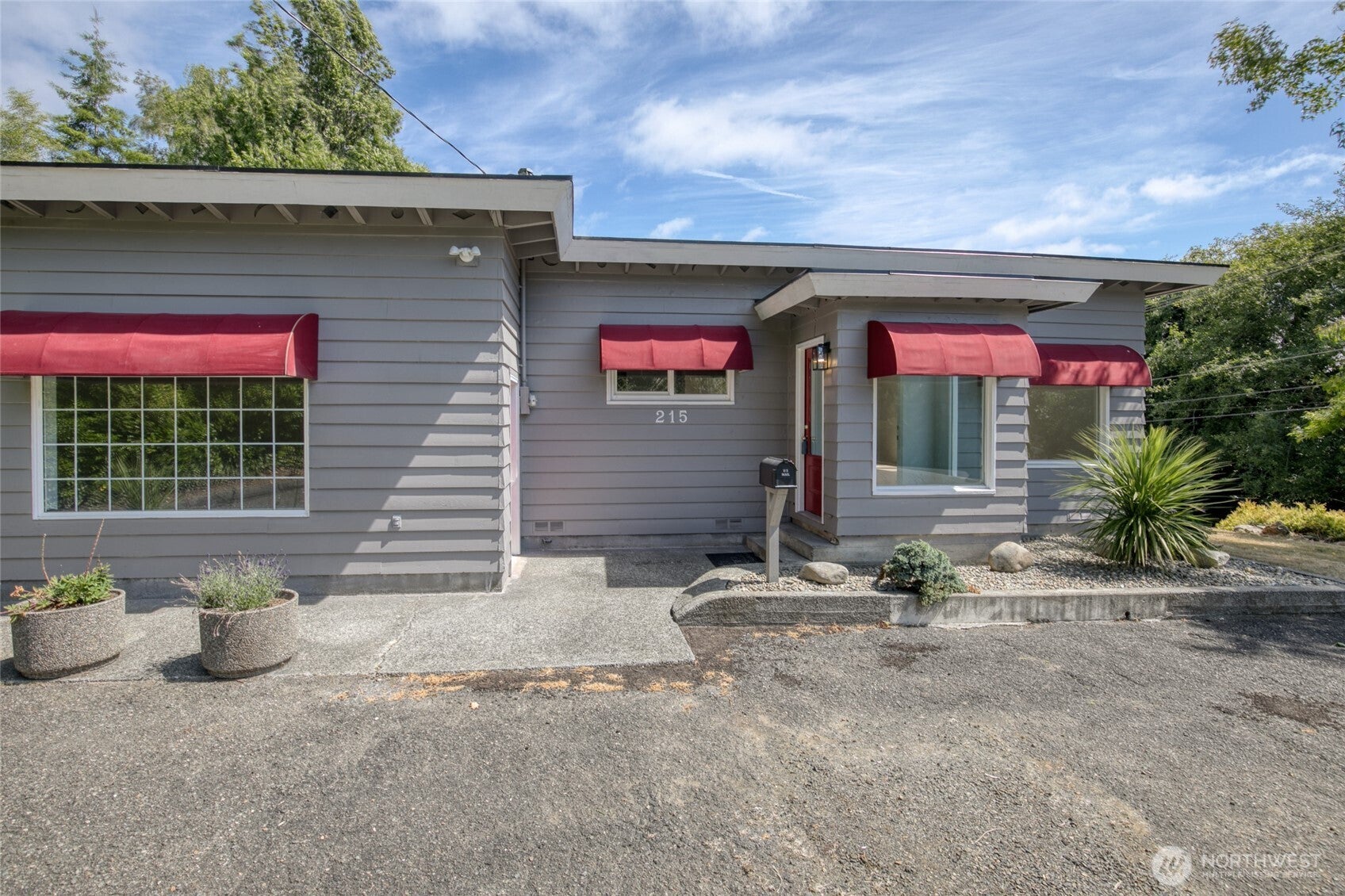 215 W Chenault Avenue