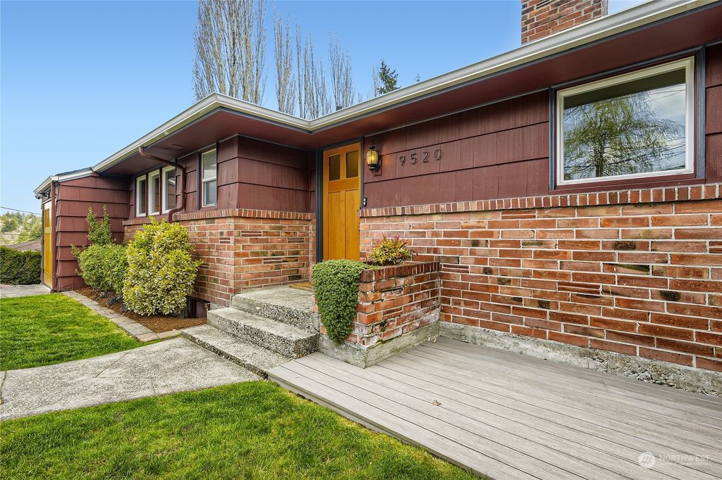 Photo of 9520 44th Avenue NE, Seattle, WA 98115 (MLS # 2055420)
