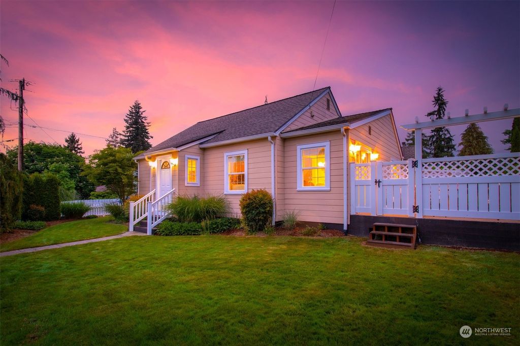 Photo of 1614 2nd Street, Snohomish, WA 98290 (MLS # 2070718)