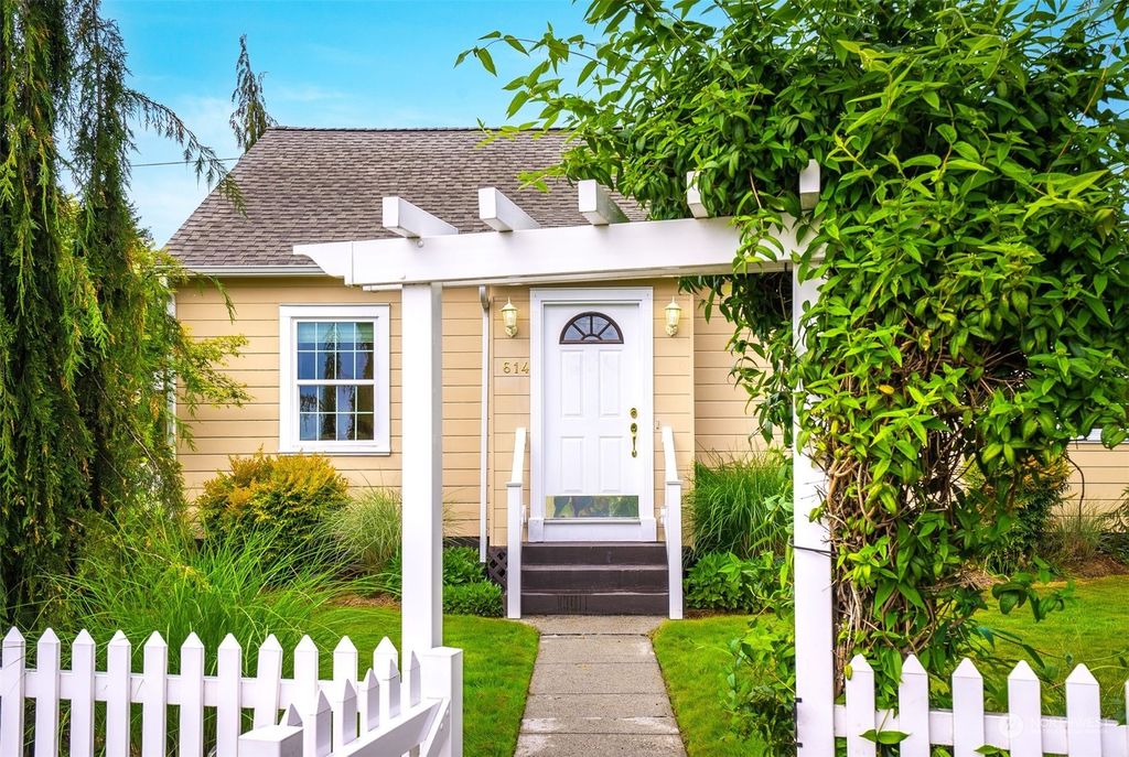 Photo of 1614 2nd Street, Snohomish, WA 98290 (MLS # 2070718)
