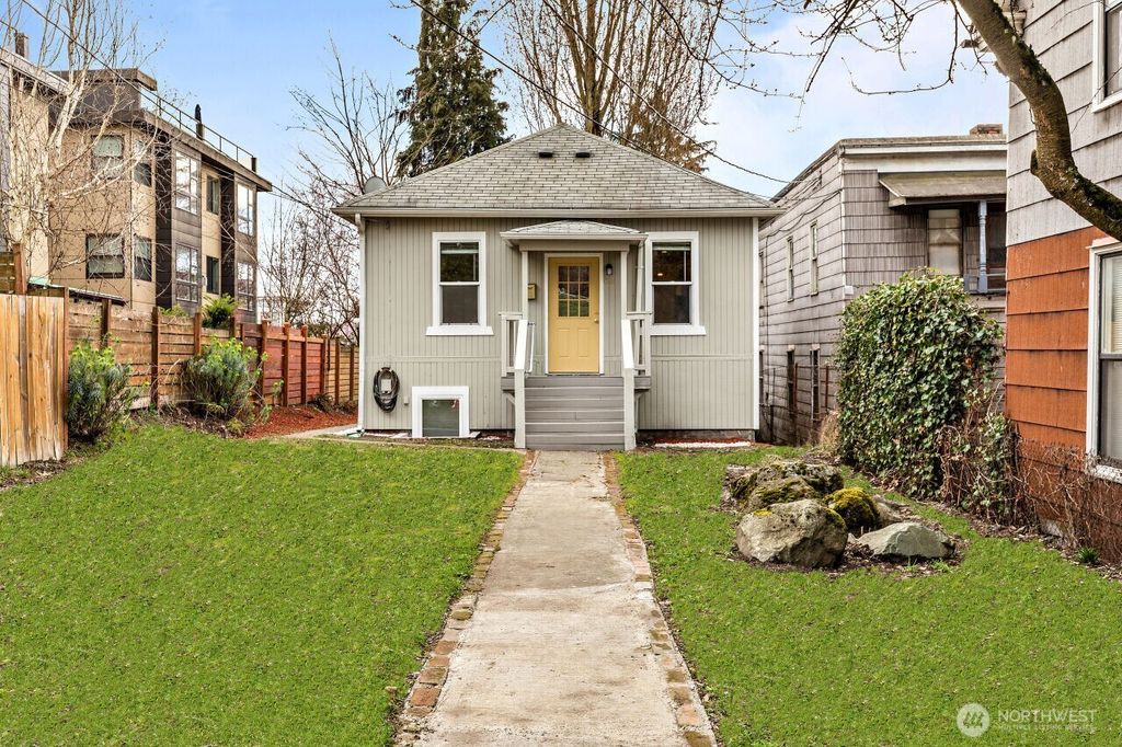 Photo of 1521 E Spruce Street, Seattle, WA 98122 (MLS # 2348552)