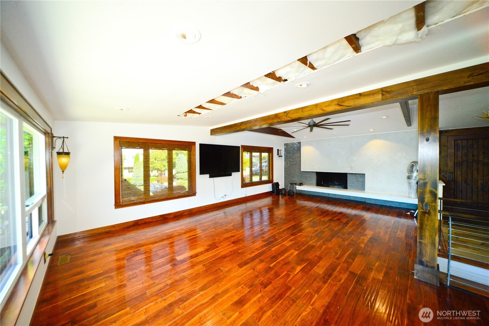 Kirkland, Washington, 98033, United States, 3 Bedrooms Bedrooms, ,3 BathroomsBathrooms,Residential,Active,1945839