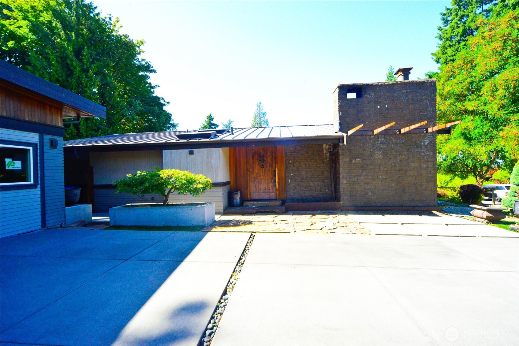 Kirkland, Washington, 98033, United States, 3 Bedrooms Bedrooms, ,3 BathroomsBathrooms,Residential,Active,1945839
