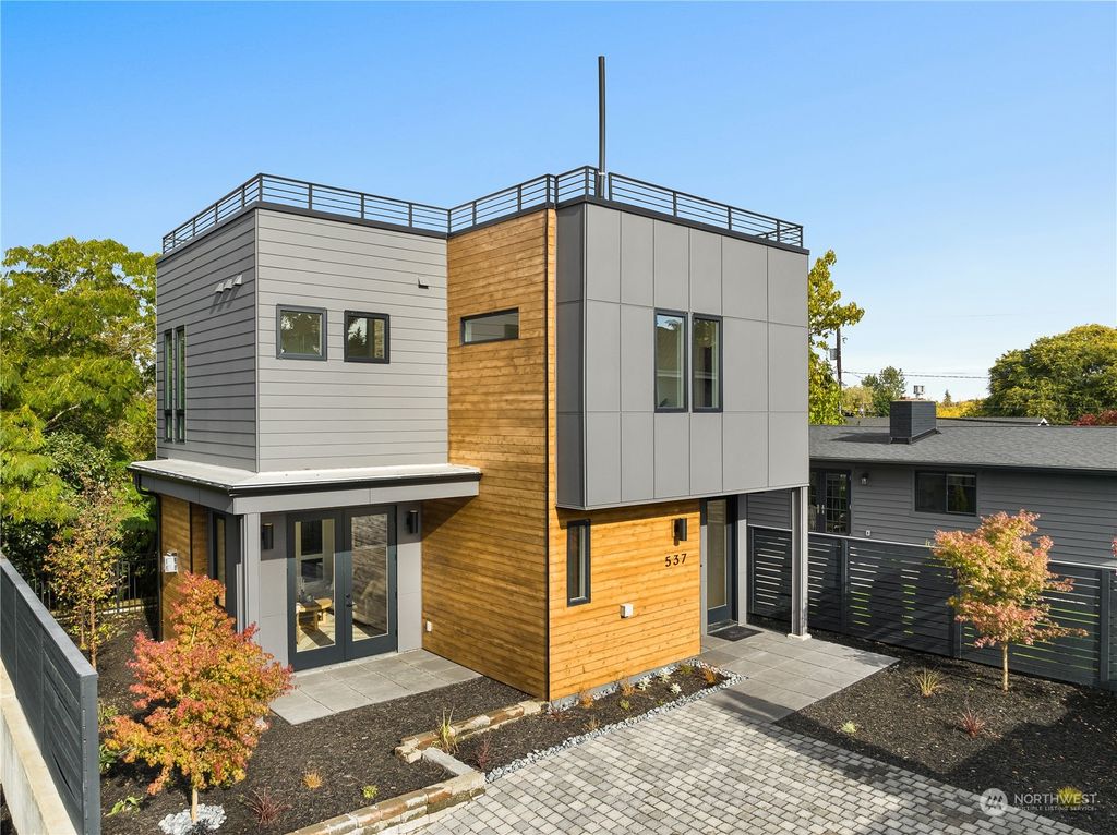 Photo of 537 16th Avenue W, Kirkland, WA 98033 (MLS # 2290958)