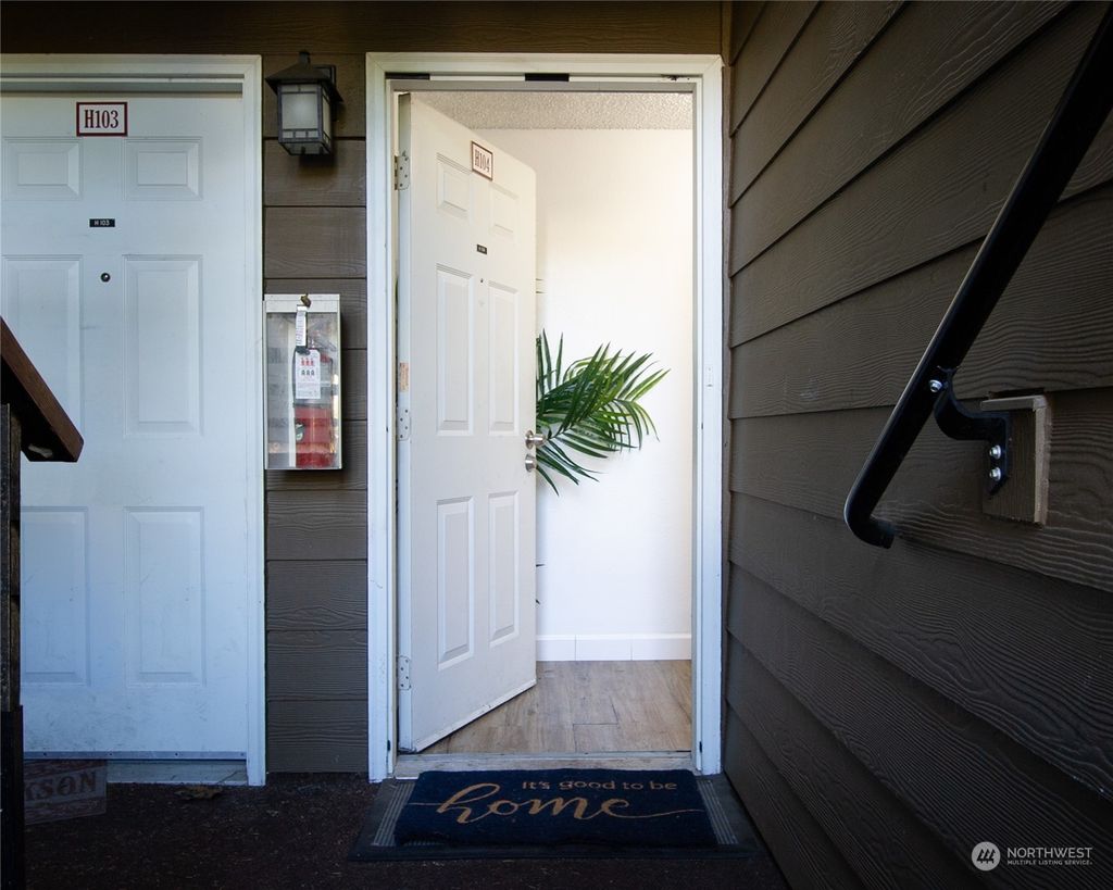 Photo of 820 Cady Road #H104, Everett, WA 98203 (MLS # 2017102)