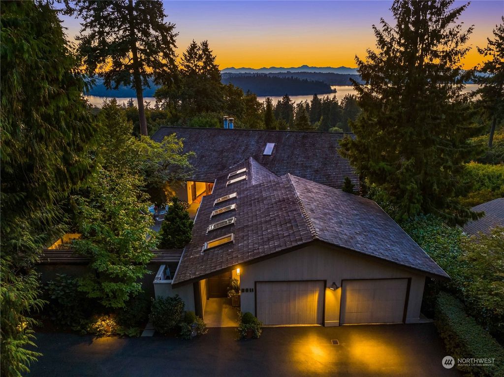 Photo of 5011 88th Avenue SE, Mercer Island, WA 98040 (MLS # 2164354)
