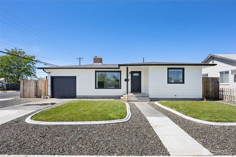 Photo of 1046 W Gem Avenue, Moses Lake, WA 98837 (MLS # 2527215)