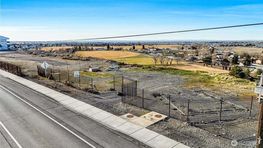 Photo of 4994 Airway Drive NE, Moses Lake, WA 98837 (MLS # 2485454)