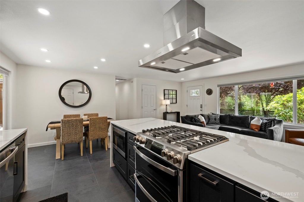 Photo of 450 Mount Defiance Circle SW, Issaquah, WA 98027 (MLS # 2561411)