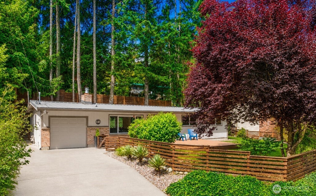 Photo of 450 Mount Defiance Circle SW, Issaquah, WA 98027 (MLS # 2561411)