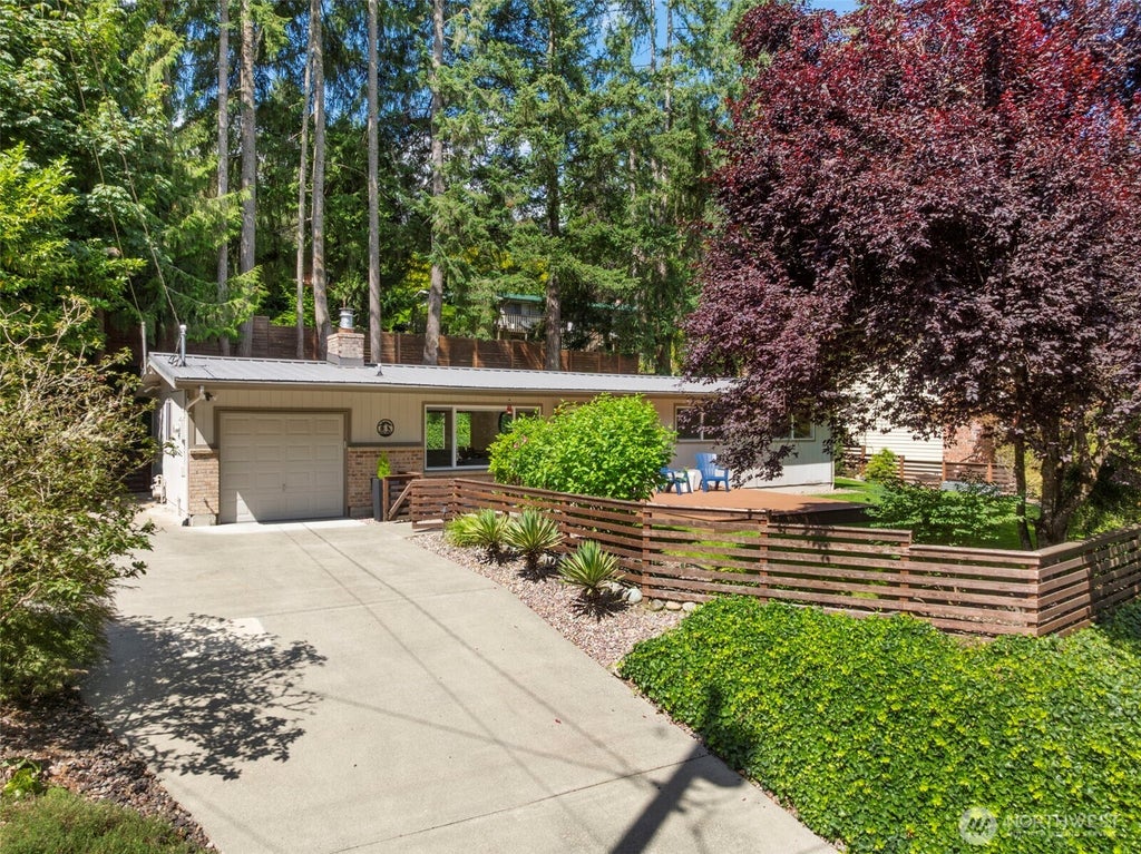 Photo of 450 Mount Defiance Circle SW, Issaquah, WA 98027 (MLS # 2561411)