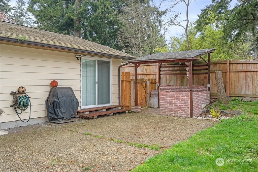 Photo of 30834 7th Avenue SW, Federal Way, WA 98023 (MLS # 2055360)