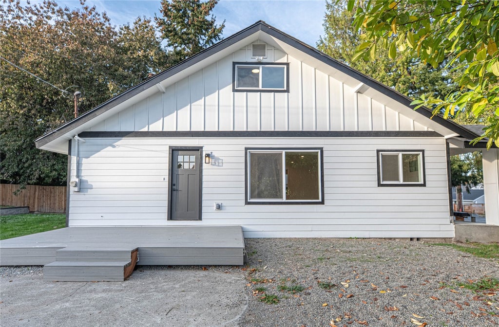 Photo of 404 SW 120th Street, Seattle, WA 98146 (MLS # 2599803)