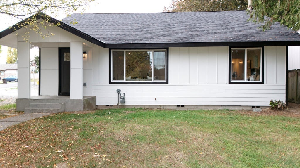 Photo of 404 SW 120th Street, Seattle, WA 98146 (MLS # 2599803)
