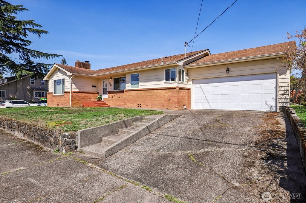 Photo of 801 Cowlitz Way, Kelso, WA 98626 (MLS # 2500763)