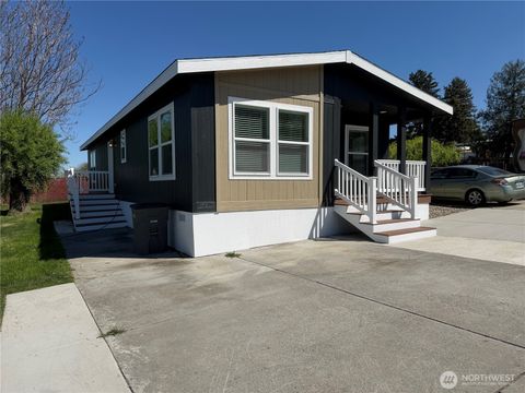 Photo of 402 Maple Avenue #10, Sunnyside, WA 98944 (MLS # 2519324)