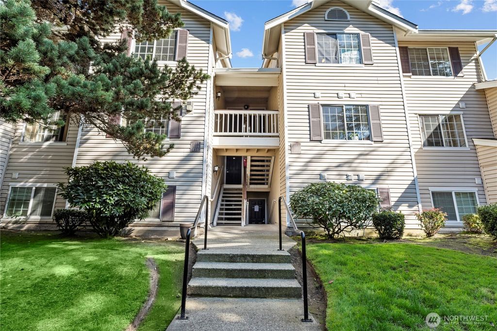 Photo of 19230 Forest Park Drive NE #K-335, Lake Forest Park, WA 98155 (MLS # 2436377)