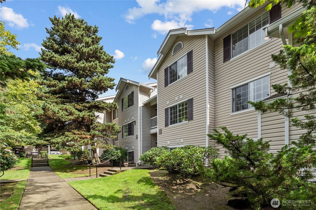 Photo of 19230 Forest Park Drive NE #K-335, Lake Forest Park, WA 98155 (MLS # 2436377)