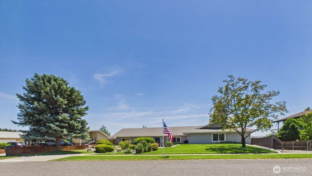 Photo of 4710 Desert Plateau Drive, Pasco, WA 99301 (MLS # 2530178)