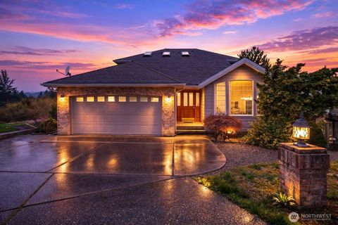 Photo of 1924 5th Street SE, Puyallup, WA 98372 (MLS # 2497498)