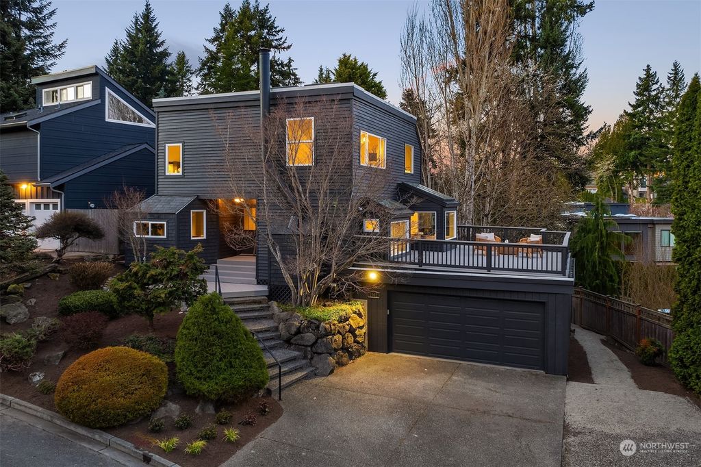 Photo of 1502 3rd Place, Kirkland, WA 98033 (MLS # 2210984)