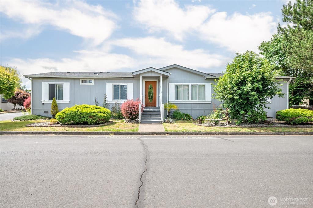 Photo of 600 Egret Lane, Longview, WA 98632 (MLS # 2553033)