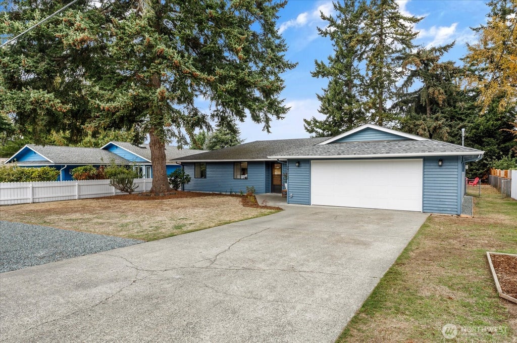 Photo of 2712 Sun Vista Circle, Clinton, WA 98236 (MLS # 2592297)
